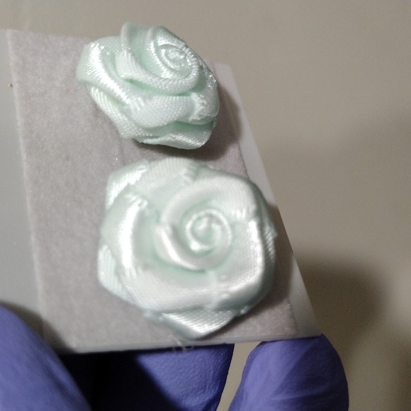 Women's Stunning Silver tone Fabric Light Green Flower Design Stud Earrings 0.75 - Picture 3 of 4